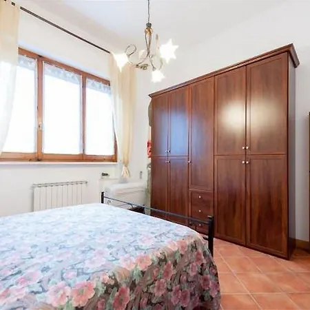 Guesthost - A Different Side Of Florence